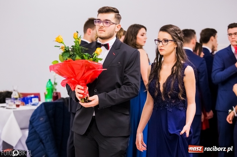 Zdjęcie w galerii na portalu naszraciborz.pl: Bal na 102! Studniówka II LO im. Adama Mickiewicza w Zakrzowie wiadomości z regionu