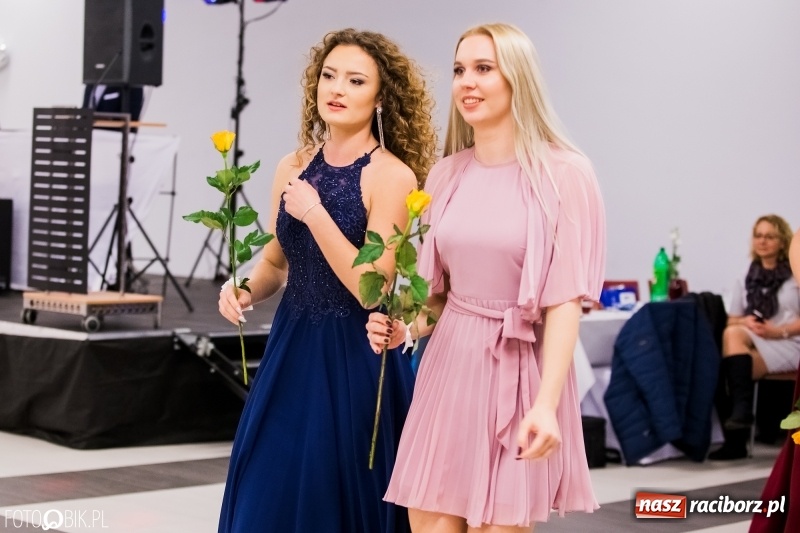 Zdjęcie w galerii na portalu naszraciborz.pl: Bal na 102! Studniówka II LO im. Adama Mickiewicza w Zakrzowie wiadomości z regionu