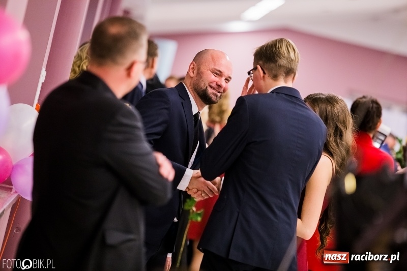 Zdjęcie w galerii na portalu naszraciborz.pl: Bal na 102! Studniówka II LO im. Adama Mickiewicza w Zakrzowie wiadomości z regionu