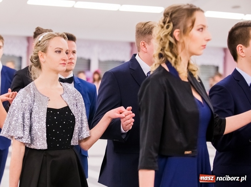 Zdjęcie w galerii na portalu naszraciborz.pl: Bal na 102! Studniówka II LO im. Adama Mickiewicza w Zakrzowie wiadomości z regionu