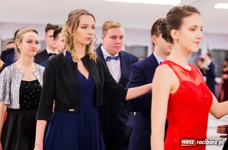 Zdjęcie w galerii na portalu naszraciborz.pl: Bal na 102! Studniówka II LO im. Adama Mickiewicza w Zakrzowie wiadomości z regionu