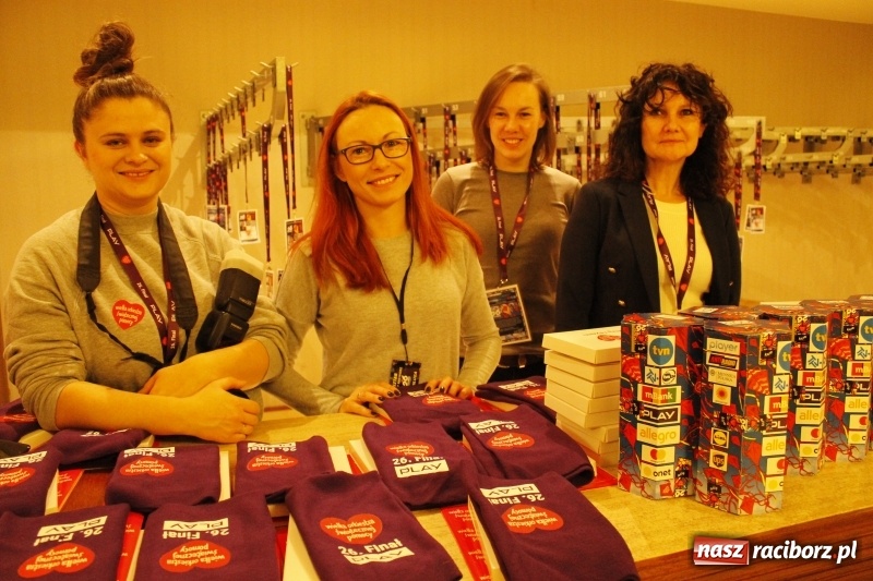 Zdjęcie w galerii na portalu naszraciborz.pl: Wielka Orkiestra Świątecznej Pomocy gra już w Raciborzu. Pierwsze pieniądze przywieziono z Eko-Okien  wiadomości z regionu