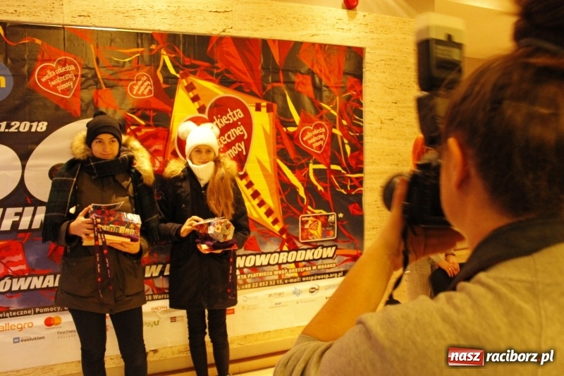 Zdjęcie w galerii na portalu naszraciborz.pl: Wielka Orkiestra Świątecznej Pomocy gra już w Raciborzu. Pierwsze pieniądze przywieziono z Eko-Okien  wiadomości z regionu