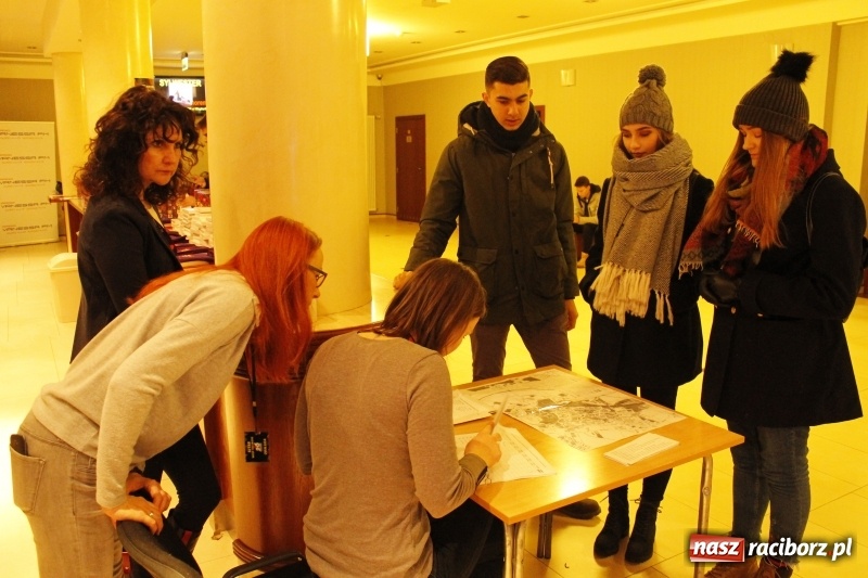 Zdjęcie w galerii na portalu naszraciborz.pl: Wielka Orkiestra Świątecznej Pomocy gra już w Raciborzu. Pierwsze pieniądze przywieziono z Eko-Okien  wiadomości z regionu