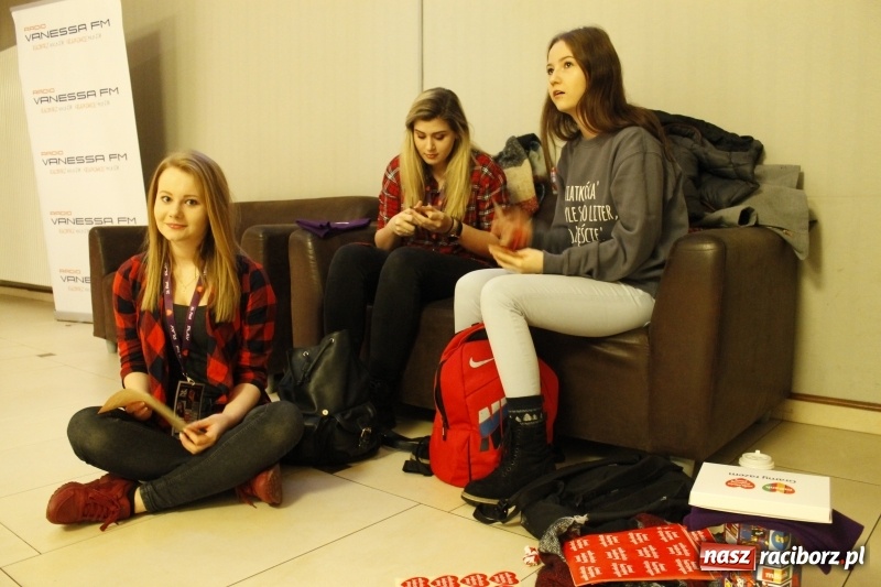 Zdjęcie w galerii na portalu naszraciborz.pl: Wielka Orkiestra Świątecznej Pomocy gra już w Raciborzu. Pierwsze pieniądze przywieziono z Eko-Okien  wiadomości z regionu