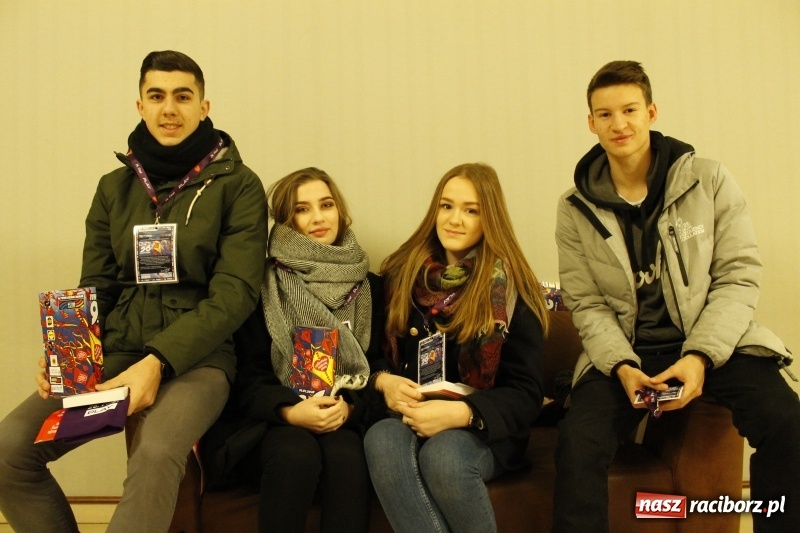 Zdjęcie w galerii na portalu naszraciborz.pl: Wielka Orkiestra Świątecznej Pomocy gra już w Raciborzu. Pierwsze pieniądze przywieziono z Eko-Okien  wiadomości z regionu