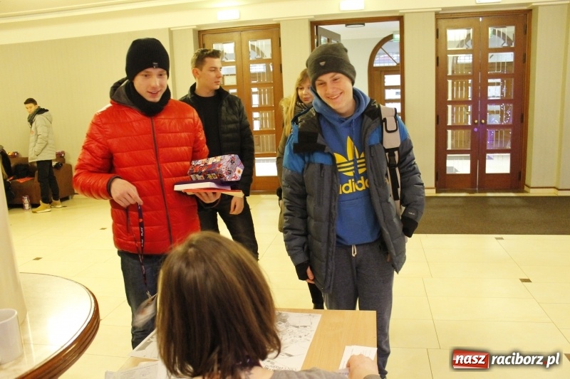 Zdjęcie w galerii na portalu naszraciborz.pl: Wielka Orkiestra Świątecznej Pomocy gra już w Raciborzu. Pierwsze pieniądze przywieziono z Eko-Okien  wiadomości z regionu