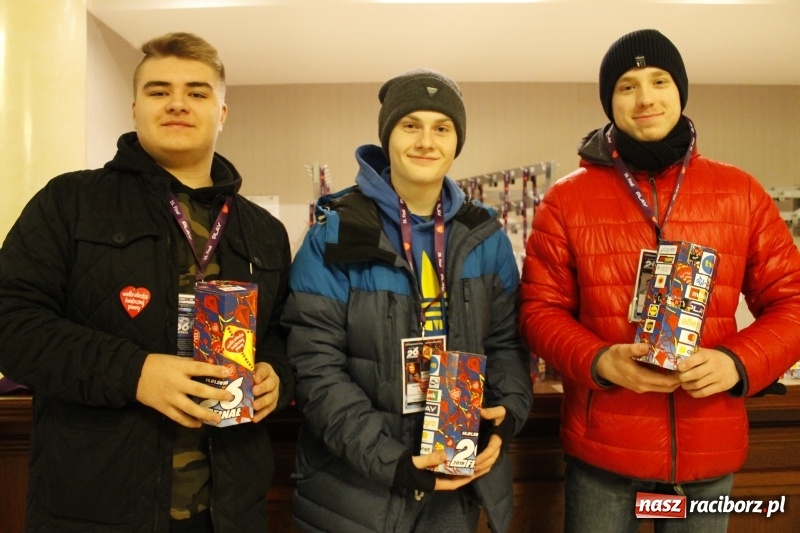 Zdjęcie w galerii na portalu naszraciborz.pl: Wielka Orkiestra Świątecznej Pomocy gra już w Raciborzu. Pierwsze pieniądze przywieziono z Eko-Okien  wiadomości z regionu