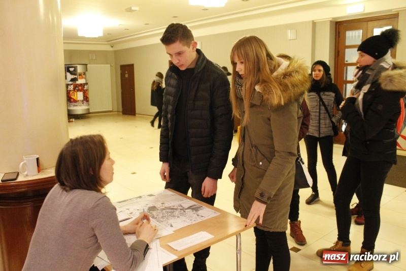Zdjęcie w galerii na portalu naszraciborz.pl: Wielka Orkiestra Świątecznej Pomocy gra już w Raciborzu. Pierwsze pieniądze przywieziono z Eko-Okien  wiadomości z regionu
