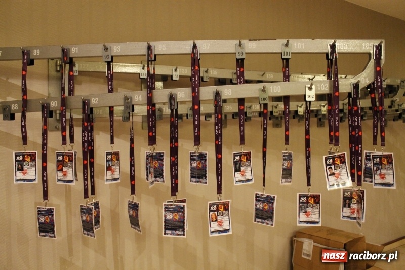 Zdjęcie w galerii na portalu naszraciborz.pl: Wielka Orkiestra Świątecznej Pomocy gra już w Raciborzu. Pierwsze pieniądze przywieziono z Eko-Okien  wiadomości z regionu