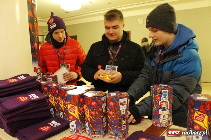 Zdjęcie w galerii na portalu naszraciborz.pl: Wielka Orkiestra Świątecznej Pomocy gra już w Raciborzu. Pierwsze pieniądze przywieziono z Eko-Okien  wiadomości z regionu