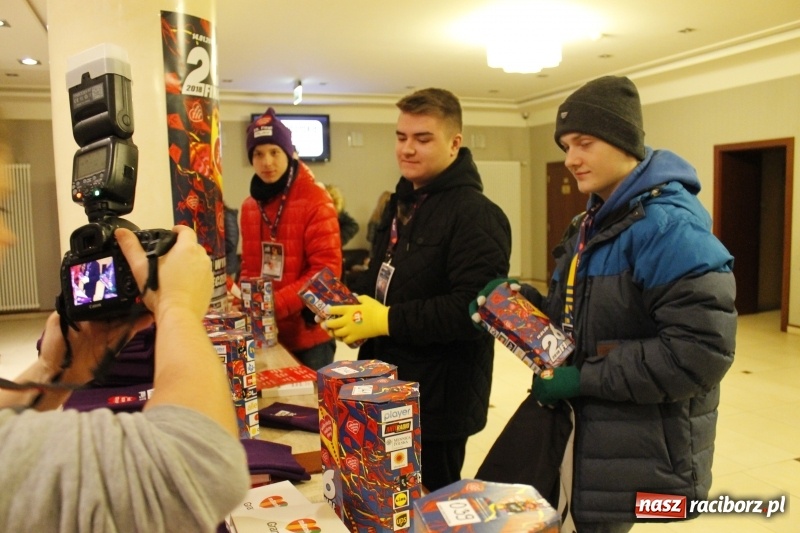 Zdjęcie w galerii na portalu naszraciborz.pl: Wielka Orkiestra Świątecznej Pomocy gra już w Raciborzu. Pierwsze pieniądze przywieziono z Eko-Okien  wiadomości z regionu
