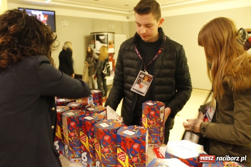 Zdjęcie w galerii na portalu naszraciborz.pl: Wielka Orkiestra Świątecznej Pomocy gra już w Raciborzu. Pierwsze pieniądze przywieziono z Eko-Okien  wiadomości z regionu