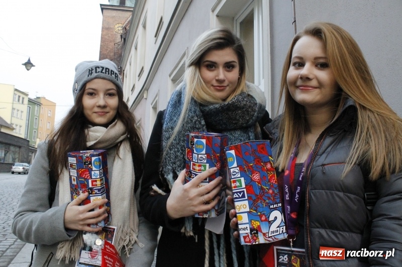 Zdjęcie w galerii na portalu naszraciborz.pl: Wielka Orkiestra Świątecznej Pomocy gra już w Raciborzu. Pierwsze pieniądze przywieziono z Eko-Okien  wiadomości z regionu