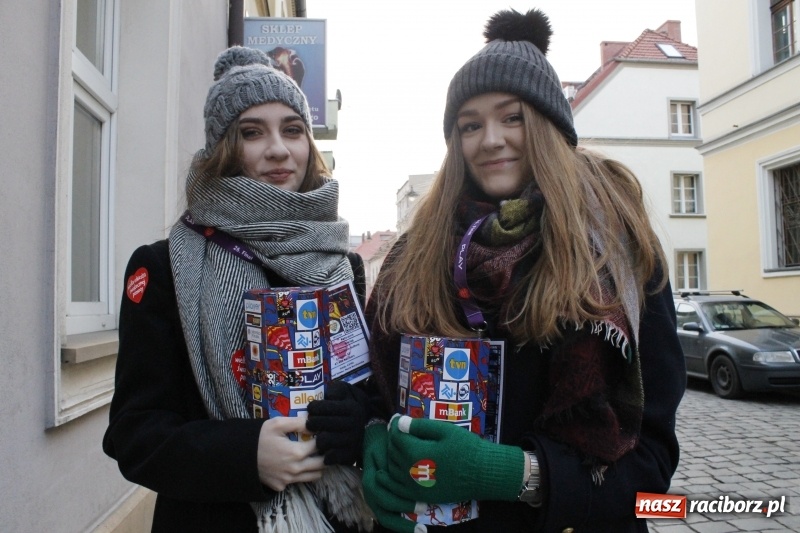 Zdjęcie w galerii na portalu naszraciborz.pl: Wielka Orkiestra Świątecznej Pomocy gra już w Raciborzu. Pierwsze pieniądze przywieziono z Eko-Okien  wiadomości z regionu