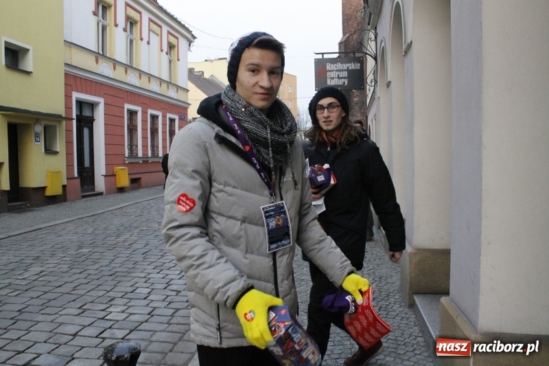 Zdjęcie w galerii na portalu naszraciborz.pl: Wielka Orkiestra Świątecznej Pomocy gra już w Raciborzu. Pierwsze pieniądze przywieziono z Eko-Okien  wiadomości z regionu