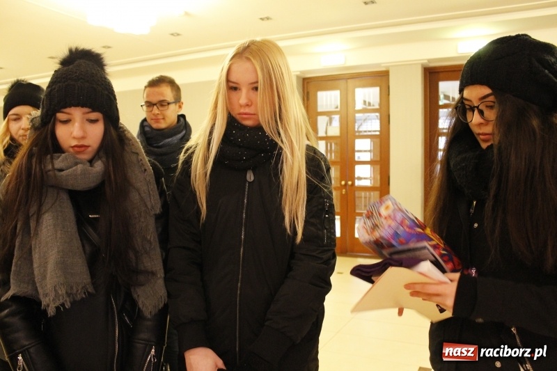 Zdjęcie w galerii na portalu naszraciborz.pl: Wielka Orkiestra Świątecznej Pomocy gra już w Raciborzu. Pierwsze pieniądze przywieziono z Eko-Okien  wiadomości z regionu