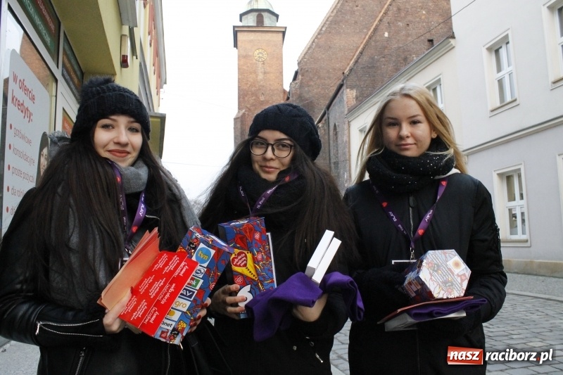 Zdjęcie w galerii na portalu naszraciborz.pl: Wielka Orkiestra Świątecznej Pomocy gra już w Raciborzu. Pierwsze pieniądze przywieziono z Eko-Okien  wiadomości z regionu