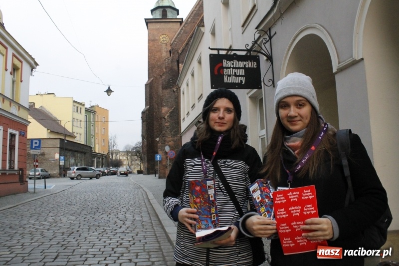Zdjęcie w galerii na portalu naszraciborz.pl: Wielka Orkiestra Świątecznej Pomocy gra już w Raciborzu. Pierwsze pieniądze przywieziono z Eko-Okien  wiadomości z regionu
