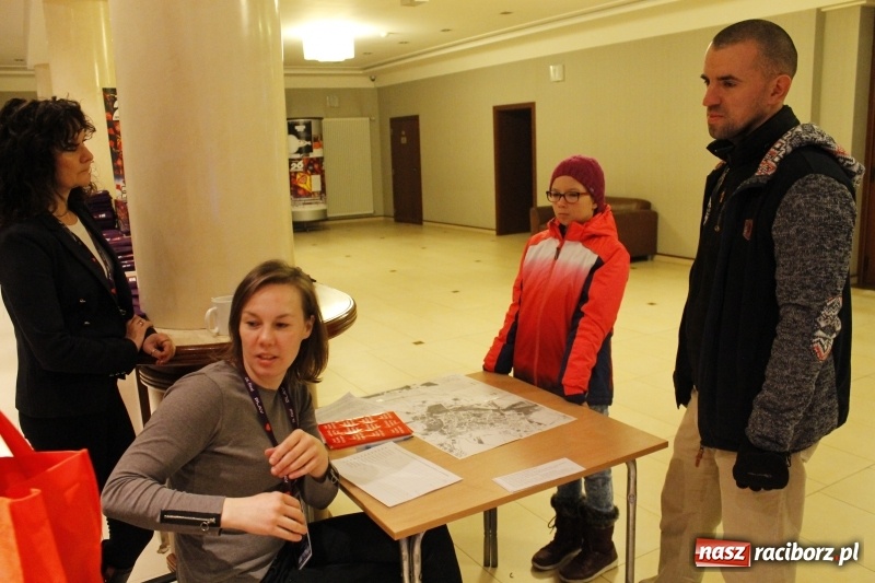 Zdjęcie w galerii na portalu naszraciborz.pl: Wielka Orkiestra Świątecznej Pomocy gra już w Raciborzu. Pierwsze pieniądze przywieziono z Eko-Okien  wiadomości z regionu