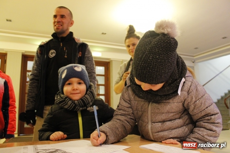 Zdjęcie w galerii na portalu naszraciborz.pl: Wielka Orkiestra Świątecznej Pomocy gra już w Raciborzu. Pierwsze pieniądze przywieziono z Eko-Okien  wiadomości z regionu