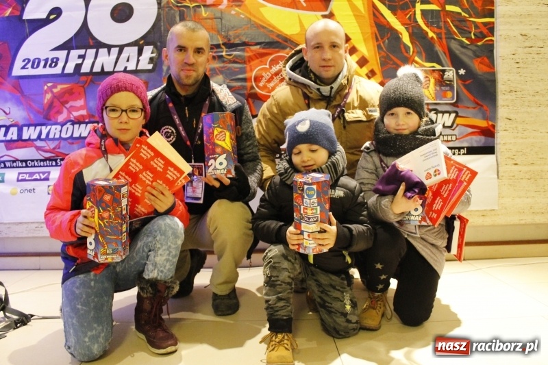 Zdjęcie w galerii na portalu naszraciborz.pl: Wielka Orkiestra Świątecznej Pomocy gra już w Raciborzu. Pierwsze pieniądze przywieziono z Eko-Okien  wiadomości z regionu