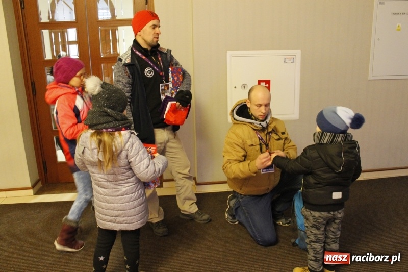 Zdjęcie w galerii na portalu naszraciborz.pl: Wielka Orkiestra Świątecznej Pomocy gra już w Raciborzu. Pierwsze pieniądze przywieziono z Eko-Okien  wiadomości z regionu
