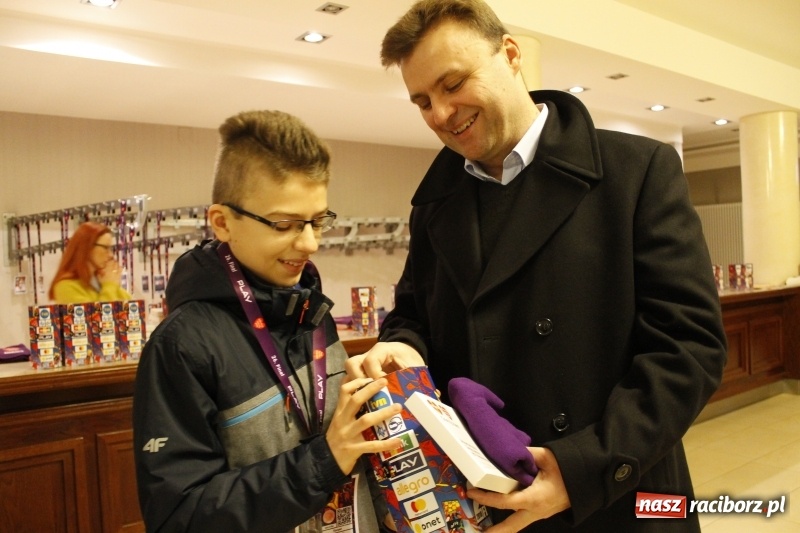 Zdjęcie w galerii na portalu naszraciborz.pl: Wielka Orkiestra Świątecznej Pomocy gra już w Raciborzu. Pierwsze pieniądze przywieziono z Eko-Okien  wiadomości z regionu