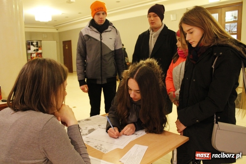 Zdjęcie w galerii na portalu naszraciborz.pl: Wielka Orkiestra Świątecznej Pomocy gra już w Raciborzu. Pierwsze pieniądze przywieziono z Eko-Okien  wiadomości z regionu