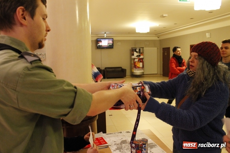 Zdjęcie w galerii na portalu naszraciborz.pl: Wielka Orkiestra Świątecznej Pomocy gra już w Raciborzu. Pierwsze pieniądze przywieziono z Eko-Okien  wiadomości z regionu