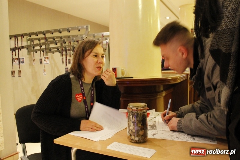 Zdjęcie w galerii na portalu naszraciborz.pl: Wielka Orkiestra Świątecznej Pomocy gra już w Raciborzu. Pierwsze pieniądze przywieziono z Eko-Okien  wiadomości z regionu