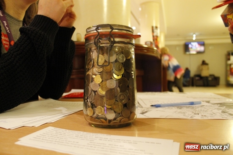 Zdjęcie w galerii na portalu naszraciborz.pl: Wielka Orkiestra Świątecznej Pomocy gra już w Raciborzu. Pierwsze pieniądze przywieziono z Eko-Okien  wiadomości z regionu