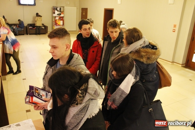 Zdjęcie w galerii na portalu naszraciborz.pl: Wielka Orkiestra Świątecznej Pomocy gra już w Raciborzu. Pierwsze pieniądze przywieziono z Eko-Okien  wiadomości z regionu