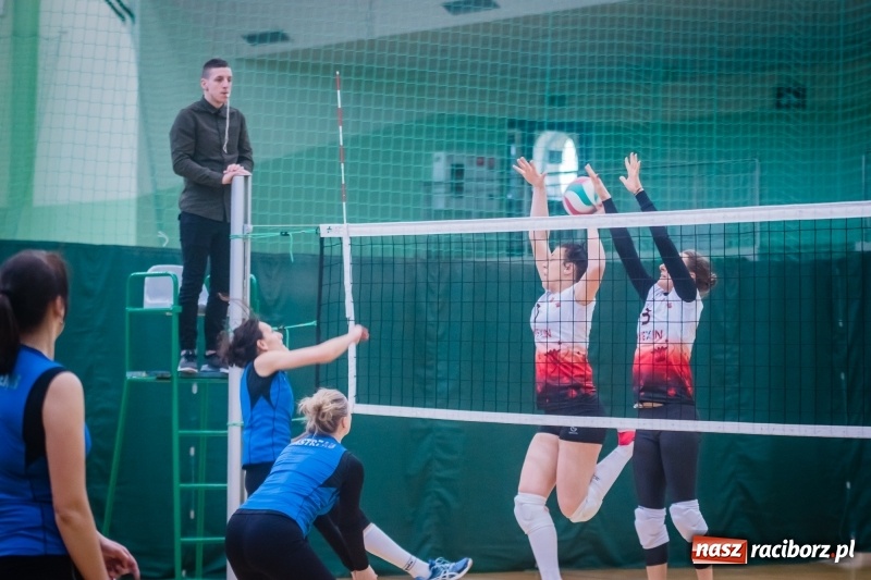 Zdjęcie w galerii na portalu naszraciborz.pl: JP Telebim RLPS: Tie-break w meczu Entera z Lunatykami wiadomości z regionu