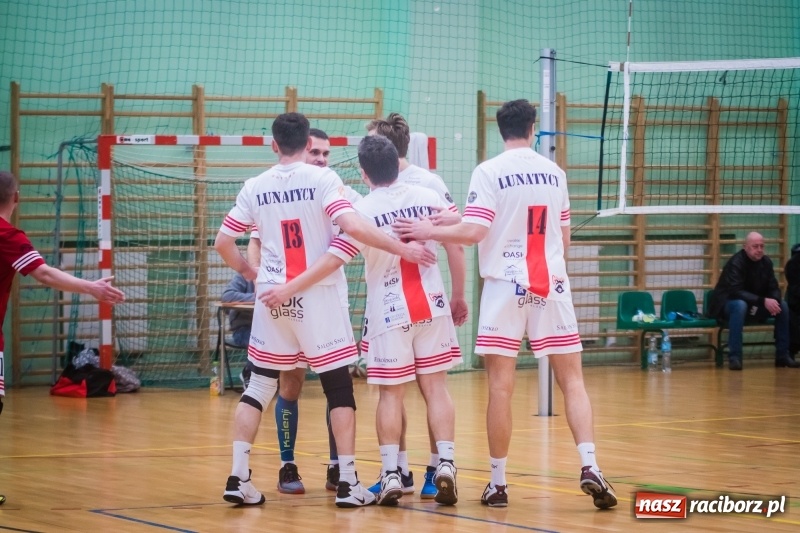 Zdjęcie w galerii na portalu naszraciborz.pl: JP Telebim RLPS: Tie-break w meczu Entera z Lunatykami wiadomości z regionu