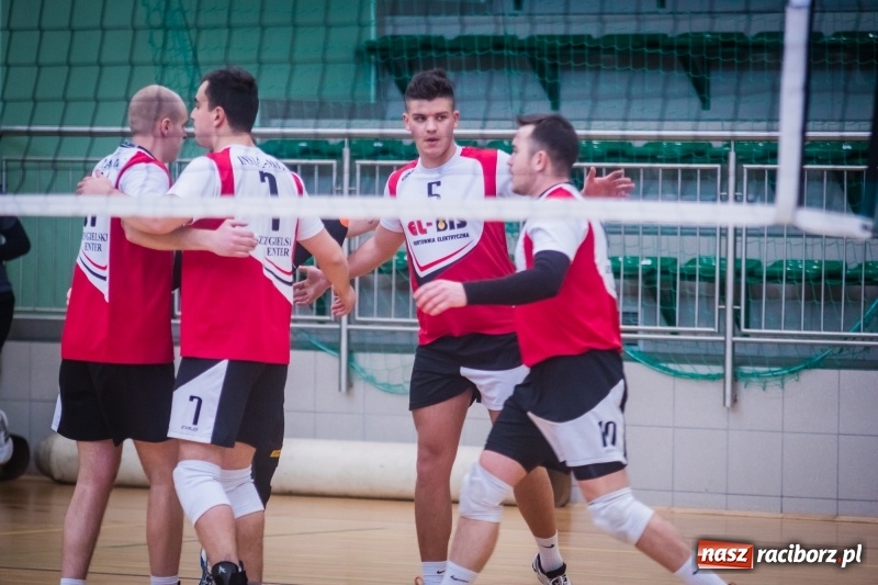 Zdjęcie w galerii na portalu naszraciborz.pl: JP Telebim RLPS: Tie-break w meczu Entera z Lunatykami wiadomości z regionu