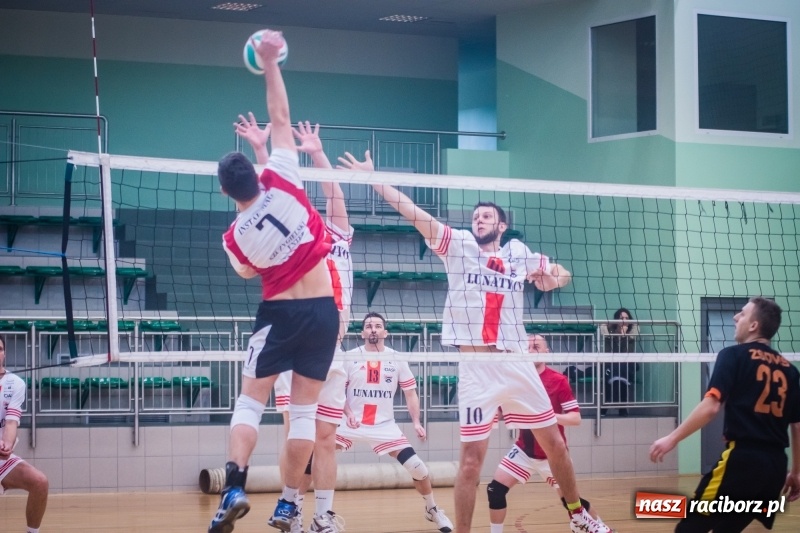 Zdjęcie w galerii na portalu naszraciborz.pl: JP Telebim RLPS: Tie-break w meczu Entera z Lunatykami wiadomości z regionu
