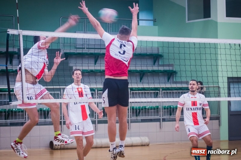 Zdjęcie w galerii na portalu naszraciborz.pl: JP Telebim RLPS: Tie-break w meczu Entera z Lunatykami wiadomości z regionu