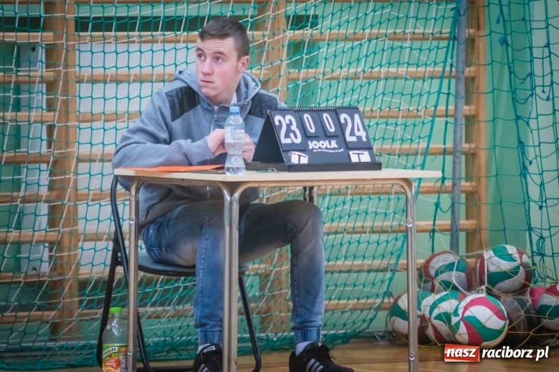 Zdjęcie w galerii na portalu naszraciborz.pl: JP Telebim RLPS: Tie-break w meczu Entera z Lunatykami wiadomości z regionu