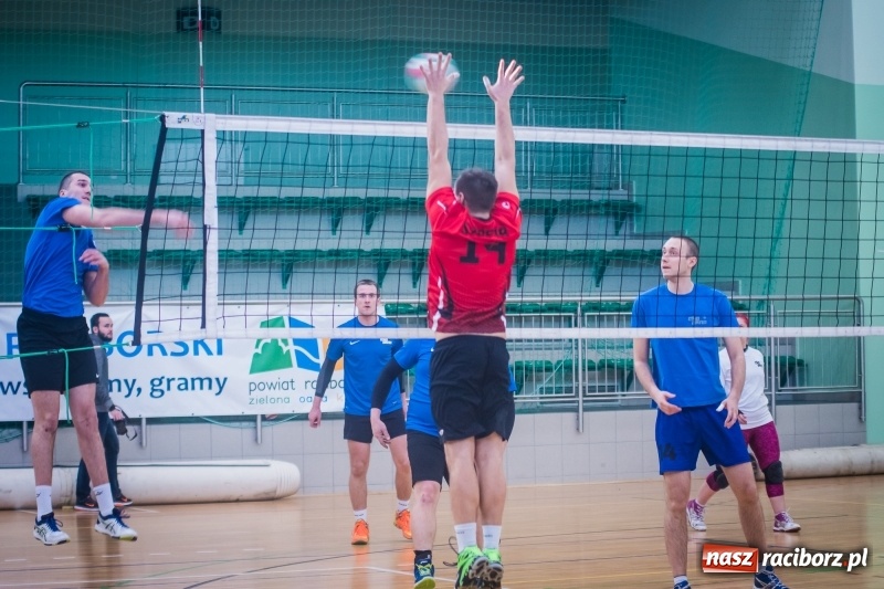 Zdjęcie w galerii na portalu naszraciborz.pl: JP Telebim RLPS: Tie-break w meczu Entera z Lunatykami wiadomości z regionu