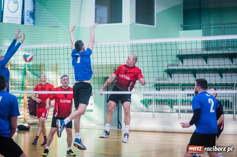 Zdjęcie w galerii na portalu naszraciborz.pl: JP Telebim RLPS: Tie-break w meczu Entera z Lunatykami wiadomości z regionu