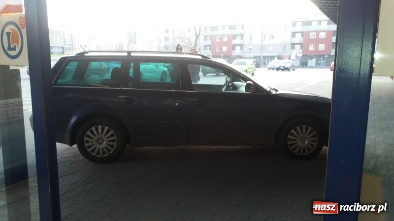 Zdjęcie w galerii na portalu naszraciborz.pl: Mistrz parkowania pod marketem wiadomości z regionu