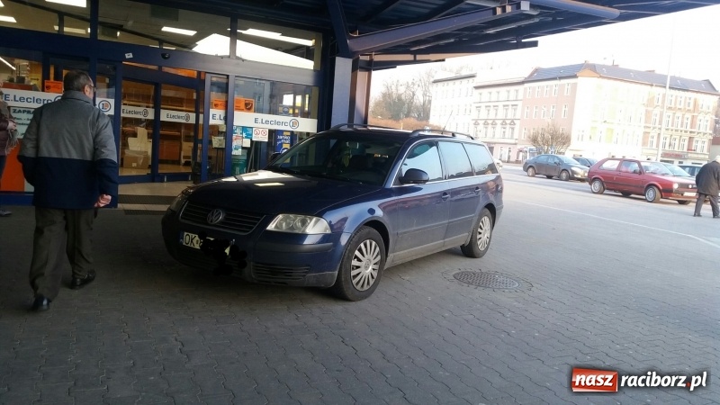 Zdjęcie w galerii na portalu naszraciborz.pl: Mistrz parkowania pod marketem wiadomości z regionu