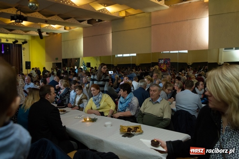 Zdjęcie w galerii na portalu naszraciborz.pl: MOK Krzanowice zapełniony po brzegi. Przedszkolaki przedstawiły Jasełka  wiadomości z regionu