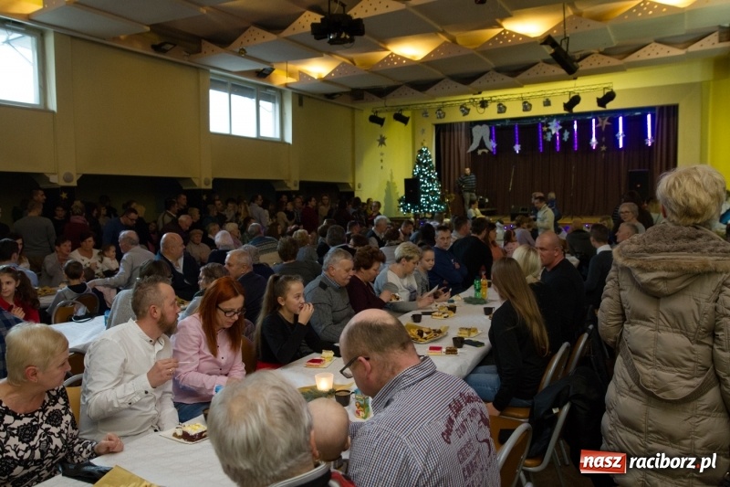 Zdjęcie w galerii na portalu naszraciborz.pl: MOK Krzanowice zapełniony po brzegi. Przedszkolaki przedstawiły Jasełka  wiadomości z regionu