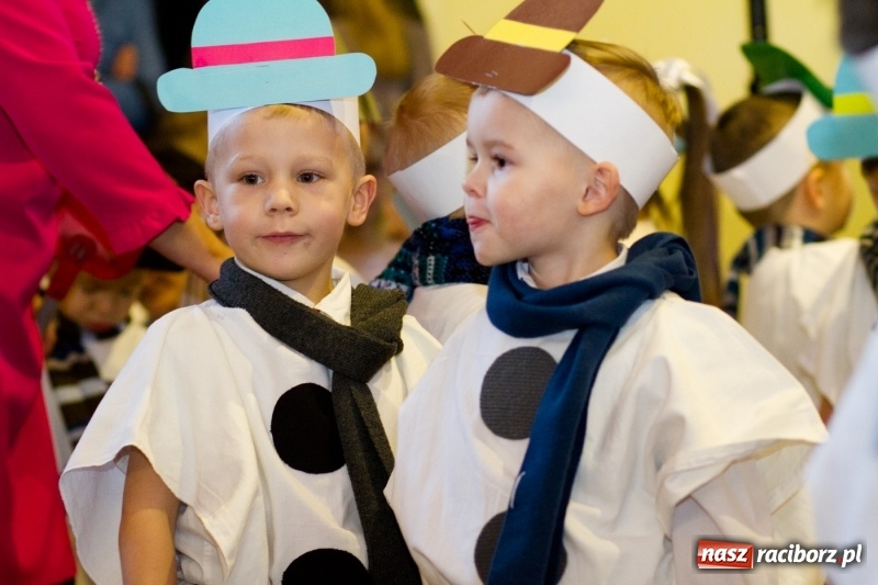 Zdjęcie w galerii na portalu naszraciborz.pl: MOK Krzanowice zapełniony po brzegi. Przedszkolaki przedstawiły Jasełka  wiadomości z regionu