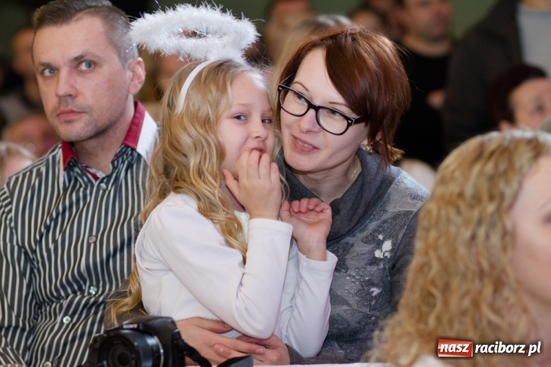 Zdjęcie w galerii na portalu naszraciborz.pl: MOK Krzanowice zapełniony po brzegi. Przedszkolaki przedstawiły Jasełka  wiadomości z regionu