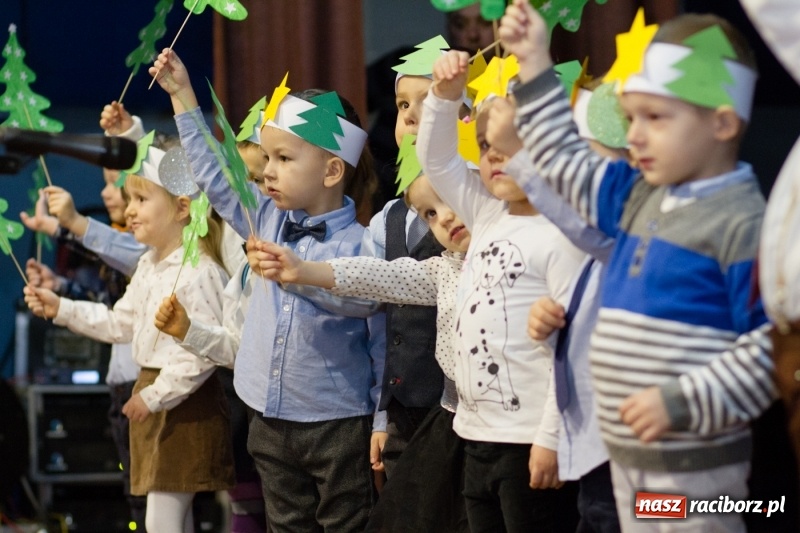 Zdjęcie w galerii na portalu naszraciborz.pl: MOK Krzanowice zapełniony po brzegi. Przedszkolaki przedstawiły Jasełka  wiadomości z regionu