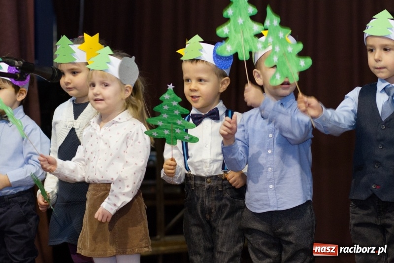 Zdjęcie w galerii na portalu naszraciborz.pl: MOK Krzanowice zapełniony po brzegi. Przedszkolaki przedstawiły Jasełka  wiadomości z regionu
