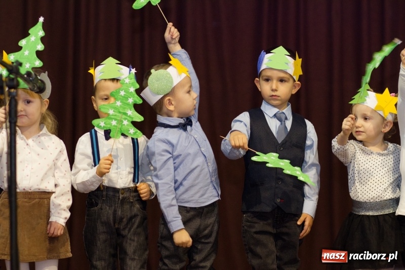 Zdjęcie w galerii na portalu naszraciborz.pl: MOK Krzanowice zapełniony po brzegi. Przedszkolaki przedstawiły Jasełka  wiadomości z regionu